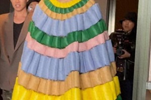 向佐杭州奇装异服引热议：鸡蛋饼造型时尚还是哗众取宠？