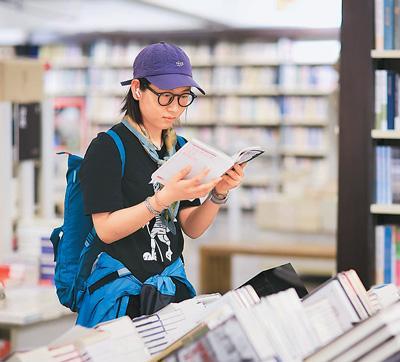 读者在北京国家图书馆内阅读、学习