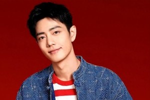 郑裕玲杭州偶遇肖战广告牌兴奋合照，粉丝期待合作