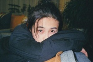张子枫素颜照惊艳全网，00后争相模仿穿搭