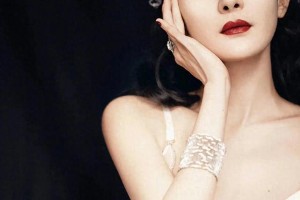 杨幂Vogue复古白裙造型：优雅与性感并存