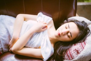 秦昊怒扇方丽丽耳光，医院门口冲突引围观