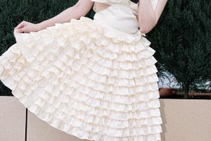 浪姐6李艺彤甜美写真 米色吊带裙显曲线魅力
