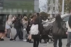 时代少年团江西行遭疯狂粉丝围堵，病态追星引热议